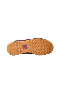 Suola di scarpa in gomma con un motivo testurizzato, caratterizzata da scanalature profonde per una migliore aderenza. Il colore è arancione con un logo del brand viola.