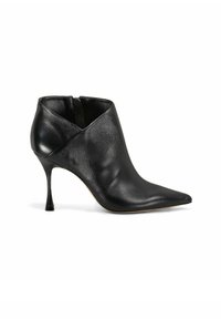 Bottine en cuir noir à bout pointu, design en croisé, et talon aiguille fin. Texture lisse avec une fermeture éclair sur le côté.