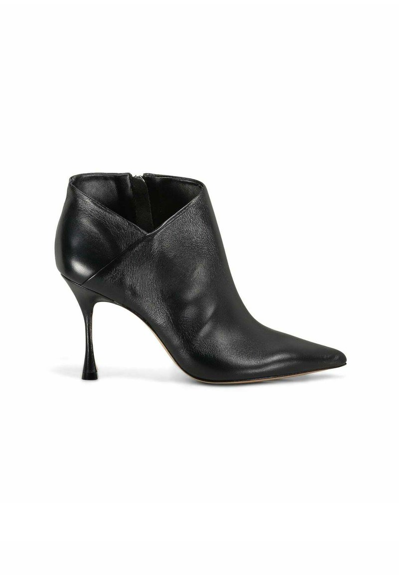 Bottine en cuir noir à bout pointu, design en croisé, et talon aiguille fin. Texture lisse avec une fermeture éclair sur le côté.
