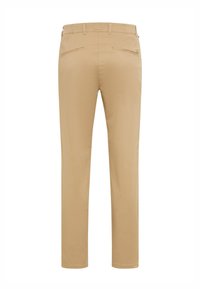 Pantalon beige à jambes droites avec passants de ceinture et deux poches passepoilées à l'arrière, présenté de dos sur un fond blanc.