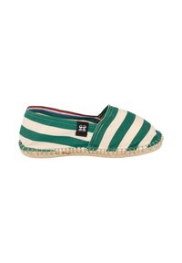 Espadrille en toile rayée vert et blanc avec semelle tissée et petite étiquette noire en tissu avec logo sur le côté.