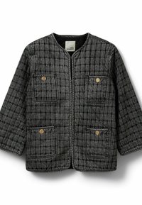 Chaqueta acolchada en patrón de cuadros negro y gris, con cuello redondo, cremallera frontal y dos bolsillos de parche con botón.
