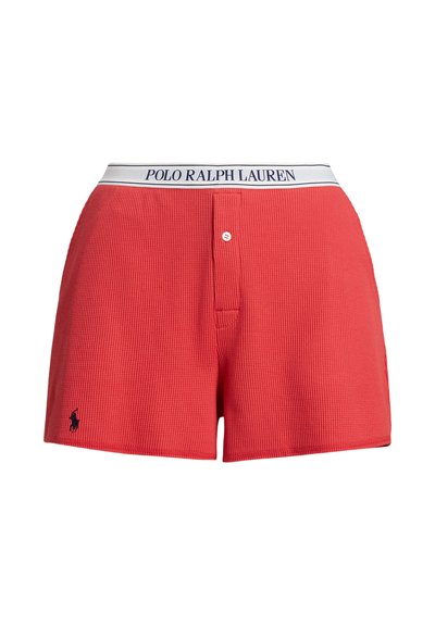 Röda shorts med våffelmönster, vita midjeband med "POLO RALPH LAUREN"-logotyp och enkel knappstängning framtill.