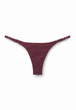 Malé bordó tangá kalhotky s nastavitelnými bočními pásky a zlatými přezkami na bílém pozadí.