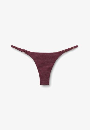 Malé bordó tangá kalhotky s nastavitelnými bočními pásky a zlatými přezkami na bílém pozadí.