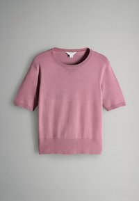 Maglione a maniche corte in rosa polveroso con scollo rotondo, polsini e orlo a costine, mostrato piatto su uno sfondo grigio.