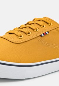 Pier One Joggesko - yellow