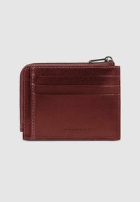 Compatto portafoglio in pelle borgogna con tasca con zip, più scomparti per carte e branding impresso. Texture liscia con cuciture pulite.