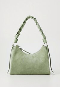 Zöld szarvasbőr kézitáska fonott fogantyúval, íves testformával és a elején finom logóval. Cipzáras záródással és oldalsó bojtokkal rendelkezik.