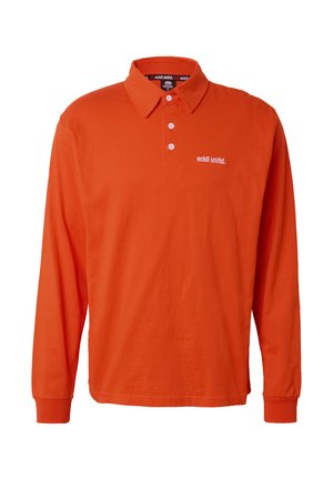 Oranžist pika varrukaga polosärk, millel on kolm nööpi ja valge "eckō unltd." logo vasakul rinnal.