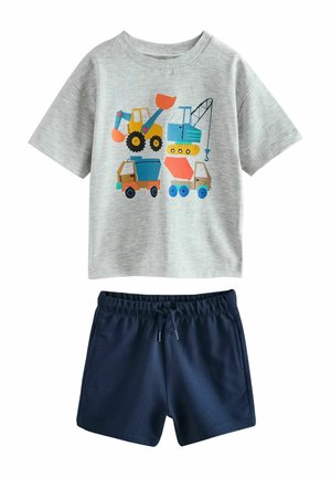 Chemise gris clair à manches courtes avec imprimé de véhicules de chantier colorés, associée à un short bleu marine à taille élastique avec cordon.