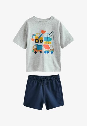 Világosszürke rövid ujjú ing színes építőipari járművek mintájával, tengerészkék elasztikus derékpántos, húzózsinóros rövidnadrággal párosítva.