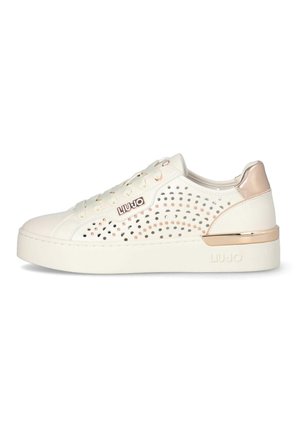 Baskets basses blanches avec motif perforé sur le côté, accents en or rose sur le talon et le logo, et semelle épaisse.