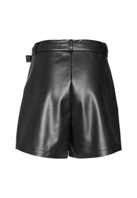 Sorte faux lædershorts med en glat tekstur, mellemhøj talje, bæltestropper og et skræddersyet fit, der har et enkelt og rent design.