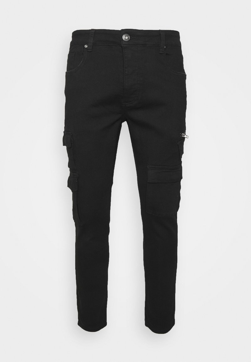 Pantalon cargo noir ajusté avec plusieurs poches, y compris des poches zippées et à rabat sur les jambes, présenté sur fond blanc.