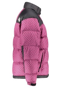 Chaqueta de plumas con un patrón rosa que presenta espirales, hombros negros y un cuello alto. Tiene una cremallera frontal y puños con correas ajustables.