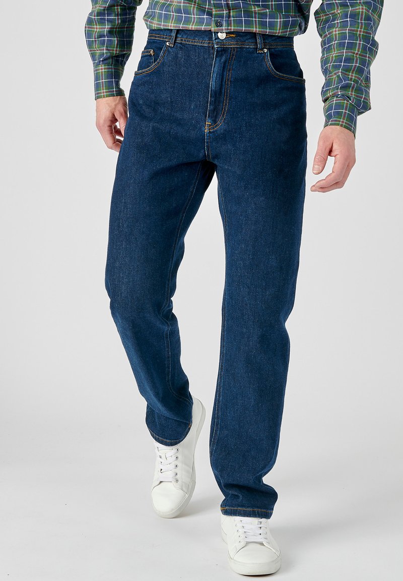 Jeans in denim blu scuro con un design a gamba dritta, dotati di tasche anteriori, cuciture a contrasto e un effetto di lavaggio chiaro.