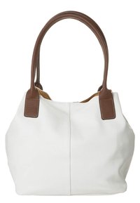 Valkoinen nahkainen olkalaukku löysällä muotoilulla, jossa on ruskeat nahkahihnat ja yksityiskohdat sekä sileä pinta.