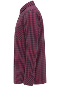 Czerwona i granatowa koszula w kratę z długim rękawem, wykonana z bawełny. Posiada zapięcie na guziki, kołnierz oraz kieszeń na piersi. Gładka tekstura.