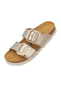 Beige Leder-Sandale mit zwei verstellbaren Riemen und silbernen Schnallen. Texturiertes Fußbett und dicke Gummisohle mit gerilltem Muster.