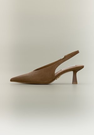 Chaussure slingback à talon kitten en daim marron avec bout pointu et talon bas incurvé sur fond gris clair.