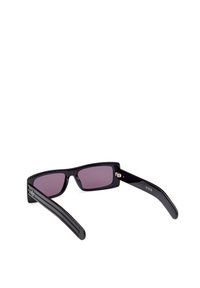 Ochelari de soare negri, de formă rectangulară, cu lentile violet. Rama are o textură netedă și brațe subțiri, embosate cu un detaliu de logo.