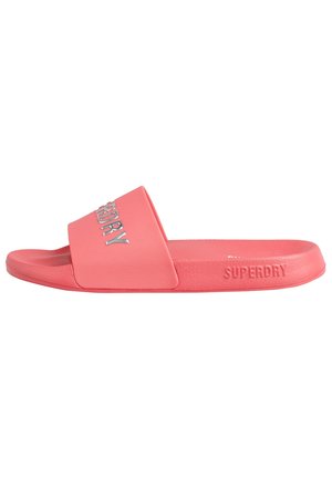 Koralfarvet slidesandal med bred rem og "SUPERDRY" logo i hvidt, præget på sålen mod hvid baggrund.