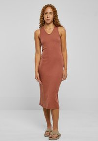 Rochie midi cu falduri, fără mâneci, de culoare ruginiu, având decolteu în V și un design clasic. Asortată cu sandale light green.