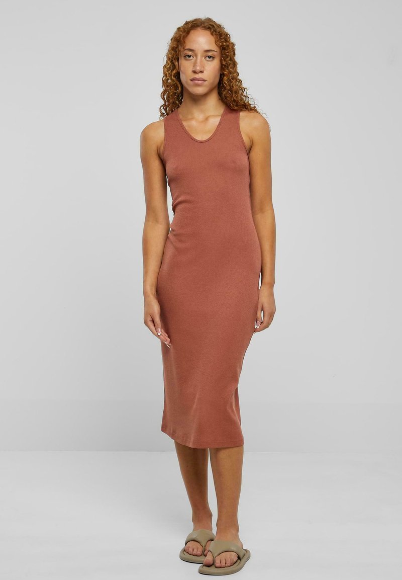Rochie midi cu falduri, fără mâneci, de culoare ruginiu, având decolteu în V și un design clasic. Asortată cu sandale light green.