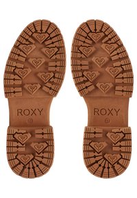 SEMELLES EN CAOUTCHOUC de couleur marron, avec un motif de semelle profond et des accents de logo en forme de cœur. Texte "ROXY" et taille "37" en relief sur la surface.