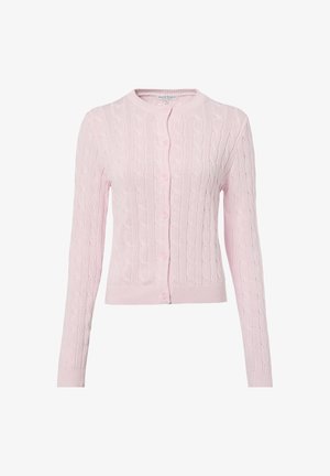 Roze gebreid vest met een kabelgebreid patroon, lange mouwen, ronde halslijn en knoopsluiting aan de voorkant met geribbelde zoom en boorden.