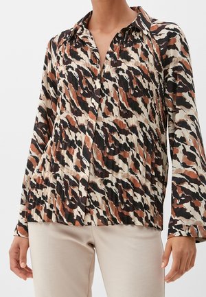 Camicia a maniche lunghe con design a pieghe e stampa animale nei colori nero, marrone e beige, dotata di colletto classico e chiusura con bottoni.