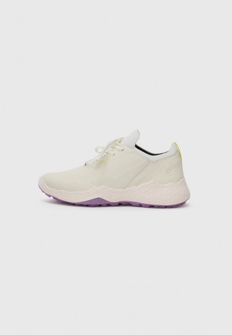 Lättviktig sneaker i off-white med en texturerad krämfärgad sula och lila detaljer. Har en slät ovandel och en minimalistisk snörningsdesign.
