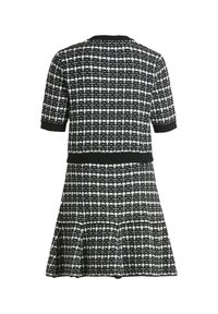 Schwarz-weißer karierter Strickkleid mit kurzen Ärmeln, ausgestellt Rock und geripptem Ausschnitt sowie Bündchen. Strukturierter Stoff mit einem geschichteten Muster.