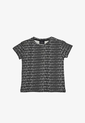 T-shirt nera a maniche corte con motivo di testo gotico bianco su tutta la superficie che ripete la parola "Richmond".