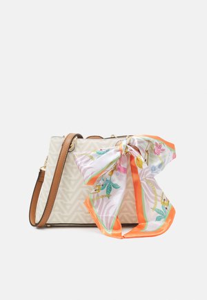 Krém színű kézitáska geometrikus mintával, barna bőr pánttal és színes selyemsál masni díszítéssel. Aranyszínű fém kiegészítők jellemzik.