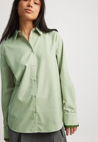 NA-KD MIT MANSCHETTEN DETAIL - Overhemdblouse - green