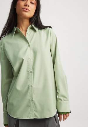 MIT MANSCHETTEN DETAIL - Bluza z gumbi - green