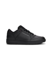 Schwarzer Sneaker mit einem glatten Lederobermaterial, gepolstertem Kragen, runder Zehenpartie und strapazierfähiger Gummisohle. Verfügt über ein dezentes Logo-Branding an der Seite.
