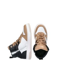Sneakers alte caratterizzati da pelle bianca, nera e marrone con dettagli perforati, lacci rotondi e cerniere sui lati esterni.