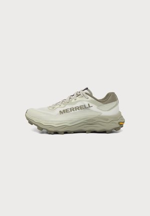Lysegrå Merrell trail-løbesko med tyk Vibram-sål og snørelukning vist fra siden på hvid baggrund.