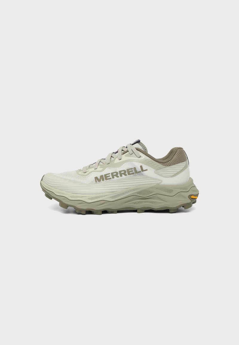 Chaussure de trail Merrell gris clair avec semelle Vibram épaisse et fermeture à lacets, vue de profil sur fond blanc.