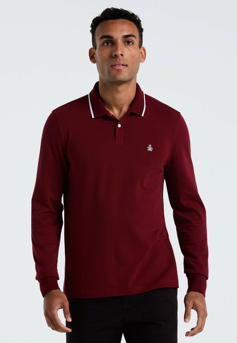 Bordeaux lange mouwen polo-shirt van zacht materiaal, voorzien van een witte afgewerkte kraag en een klein geborduurd logo op de linkerborst.