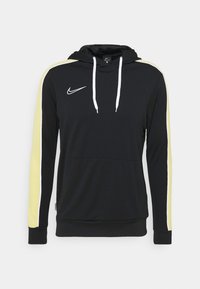 Czarna bluza z kapturem z otwartą kieszenią z przodu, białymi sznurkami i żółtymi akcentami na rękawach. Wykonana z miękkiego materiału o klasycznym fasonie.