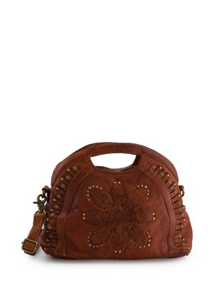 Hnědá kožená kabelka s výřezovou rukojetí, odnímatelným popruhem a reliéfním květinovým vzorem s mosaznými nýty vpředu.