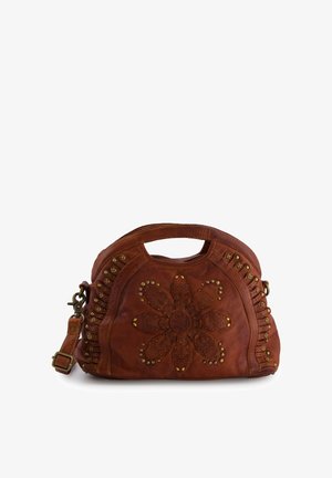 Bruine leren handtas met uitgesneden handvat, afneembare schouderriem en reliëf bloemenpatroon met koperen studs aan de voorkant.
