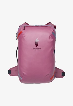 Pink rektangulær Cotopaxi rygsæk med polstrede stropper, frontlynlåslomme og logo med lama-hoved i gradientfarver.