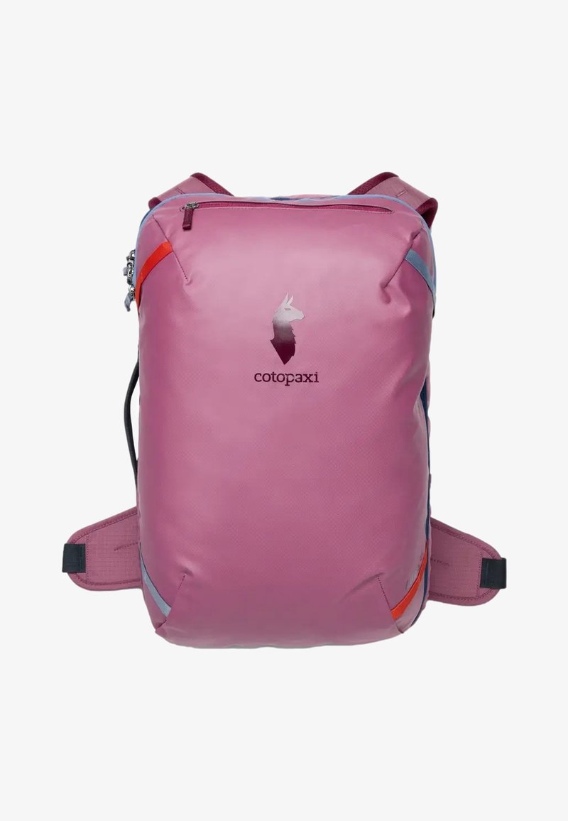 Rosa rechteckiger Cotopaxi-Rucksack mit gepolsterten Trägern, vorderer Reißverschlusstasche und Logo mit Lama-Kopf in Farbverlauf.