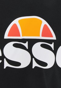 T-shirt noir arborant un grand logo blanc avec un design semi-circulaire coloré en accents orange et rose au-dessus du texte "ESSC."