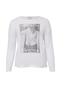 Wit longsleeve T-shirt met een grafische print met de tekst "VOORTGANG boven PERFECTIE" en een halskettingontwerp in zwart-wit.